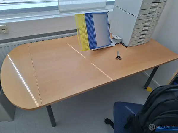 Pöytä, säädettävät jalat
