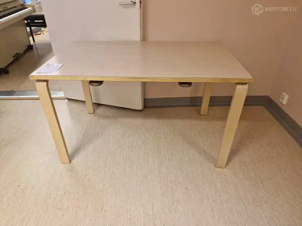 Pöytä (nro 181) tila 1. Huone 22
