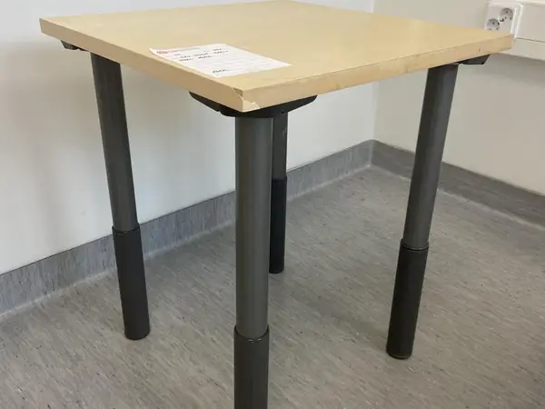 Isku tuolit 2kpl + pieni pöytä (nro 70) tila F2 Yhtymähallinto 013