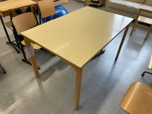 Pöytä (nro 42) tila K1 Kuvisluokka