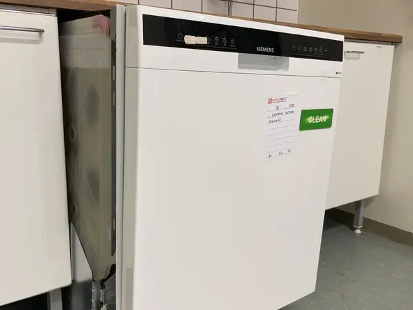 Siemens astianpesukone (nro 36) tila E1 Laboratorio 098