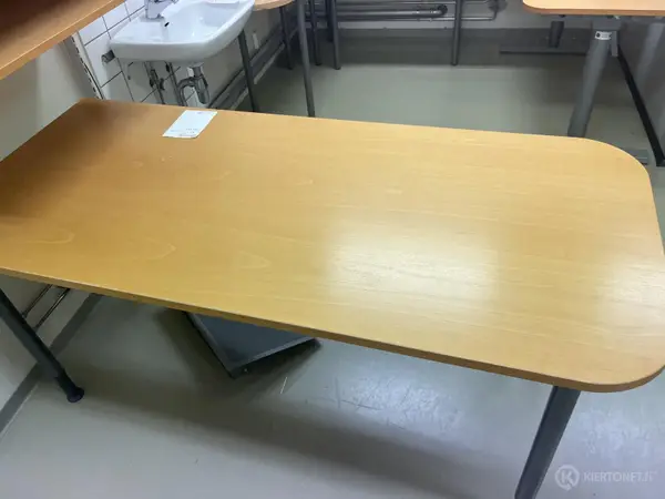 Pöytä (nro 67) tila E2 Kuulokeskus 119