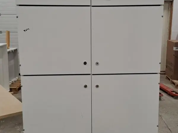 Valkoinen 8 lokeroinen kaappi