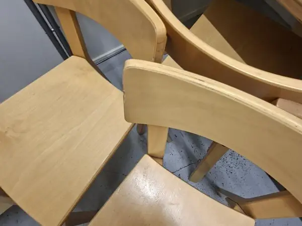 Jalka- ja käsitueton lasten lakattu puunvärinen tuoli
