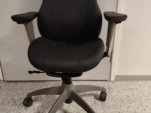 Isku työtuoli harmaa (nro 87) tila S2 Aula