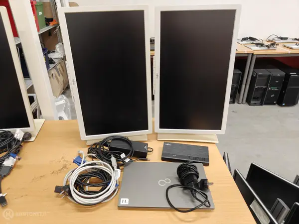 Fujitsu Lifebook U7411 kannettava tietokone + 2x näyttö + USB-C telakka (nro 11.)