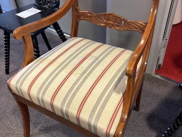 Biedermeier-tyylinen nojatuoli (nro 80) tila H Erä 4
