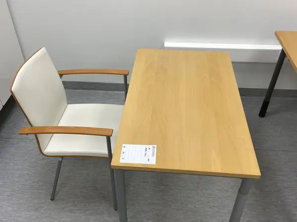 Pöytä + Tuoli (nro 94) tila E2 Kipupoliklinikka 088