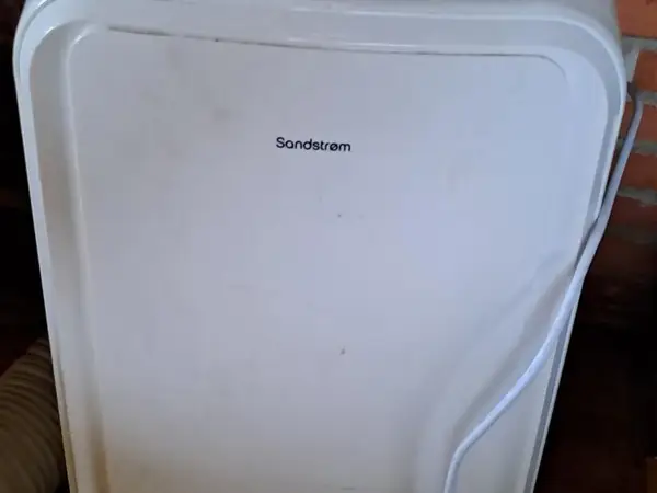 Sandstrøm-merkkinen kannettava ilmastointilaite, malli SAC09C13Enro UV2 51
