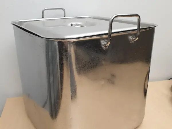 Ruostumatontaterästä astia