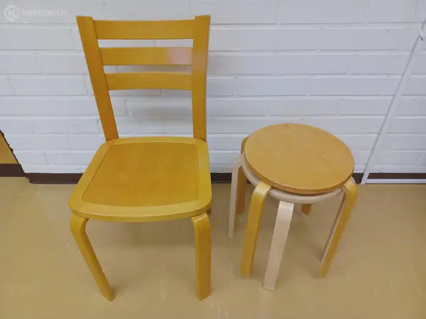 Tuoli ja kaksi jakkaraa