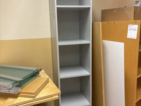 Isku kapea hyllykkö (nro 325) tila K1 K