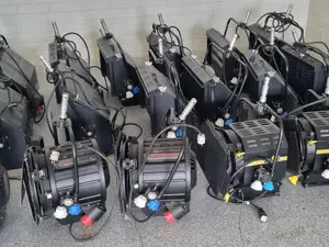 Quartscolor, Desisti 2kW fresnel-valaisimia 3 kpl