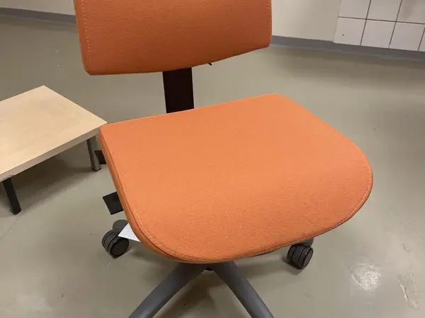 ISKU TYÖTUOLI (nro 273) tila E2 Kipupoliklinikka 106