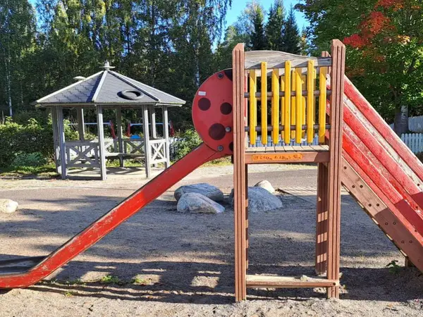 Ulkoleikkipuiston liukumäki U9