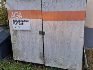 Kaasupullokaappi pulloineen