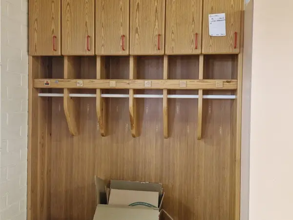 Lasten vaatenaulakko (nro 95) tila 1. Aula 2