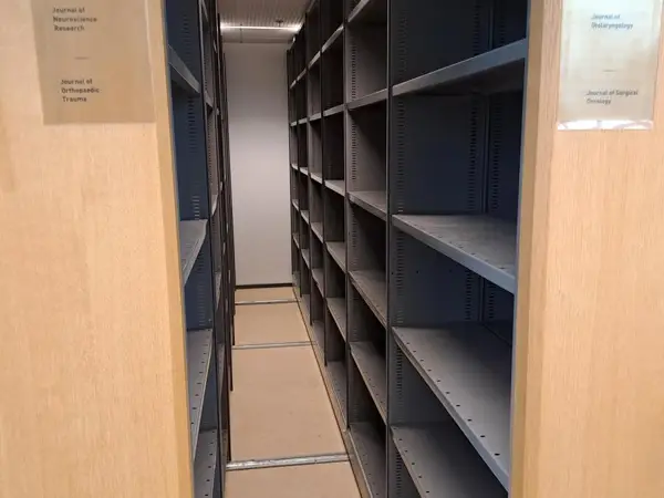Veivikäyttöinen siirtohyllystö