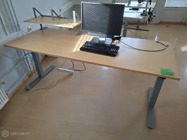 Sähköpöytä telineellä