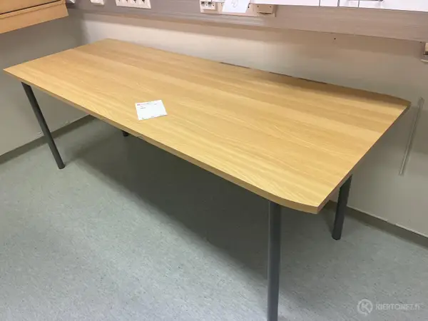 Pöytä (nro 41) tila E2 Kuulokeskus 120