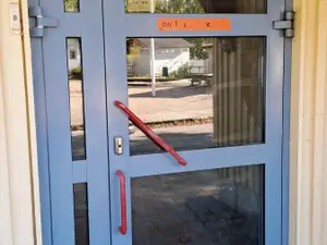 Metalliprofiili ulko-ovi lasi-ikkunalla Ovi 1