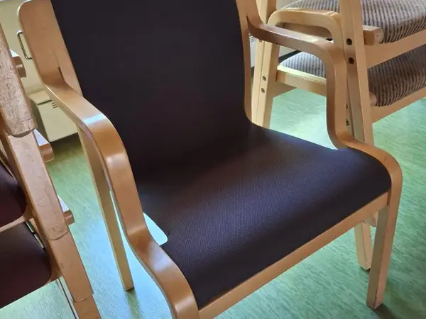 Käsinojallinen siisti tuoli.